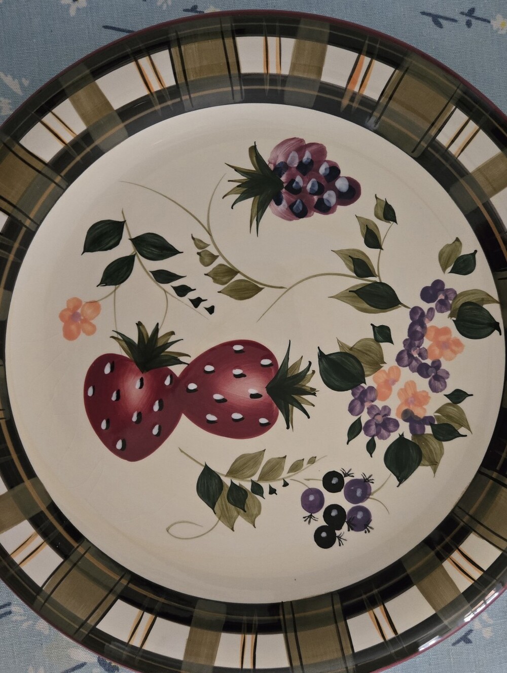 Oneida Strawberry Plaid Dinner Plate